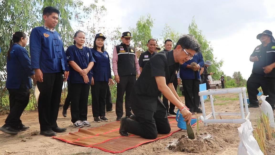 title - ส.ป.ก.ยโสธร ร่วมโครงการรณรงค์ปลูกหญ้าแฝกเพื่อการจัดการอนุรักษ์ดินและน้ำ ปีงบประมาณ 2569 ณ ห้วยถม ตำบลหนองคู อำเภอเมือง จังหวัดยโสธร